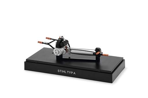 [0464 035 0200] Schaalmodel historische kettingzaag, type A